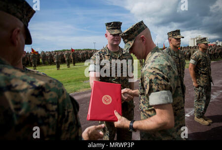 Le Caporal des Marines des États-Unis. Eric Goodman reçoit une médaille d'excellence de la Marine depuis le colonel Forrest Poole Camp à bord Kinser, Okinawa, Japon, Juillet 11, 2017. Goodman était l'un des cinq marines pour aider une femme japonaise locale sur son chemin vers le bas le Mont Fuji, au Japon, le 3 juillet 2017. La femme, le ministère de l'APD, a été trouvé sur le sol, l'hyperventilation et de la difficulté à respirer quand les marines sont venus à son aide. Ensemble, ils ont créé une civière de fortune pour transporter son sur environ deux kilomètres avant d'arriver à l'assistance médicale. Goodman, 26 ans, Grass Valley, en Californie, est un réparateur radio au sol avec Banque D'Images