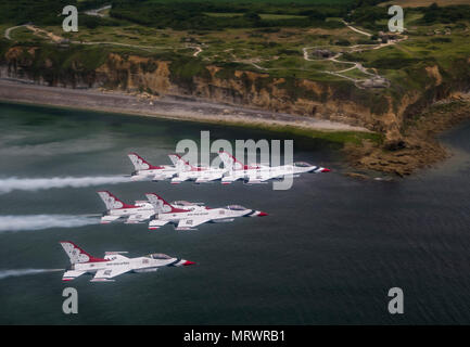 L'US Air Force Thunderbirds voler au large des côtes de la Pointe du Hoc, Normandie, France, le 11 juillet 2017. Pendant la Seconde Guerre mondiale, il était le point le plus élevé entre Utah Beach à l'ouest et Omaha Beach à l'Est. Les Thunderbirds ont participé a survolé plusieurs sites historiques durant une pratique fly par de Paris, France pour le jour de la Bastille. (U.S. Air Force Photo de Tech. Le Sgt. Christopher Boitz) Banque D'Images