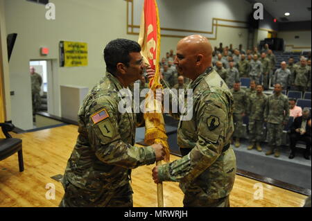 Le colonel Mike Caraballo passe le drapeau à Brigue. Le général Alberto C. Rosende, renoncer à son commandement et de gratitude pour l'occasion de diriger des soldats du 166e groupe d'appui régional au cours d'une cérémonie de passation de commandement à Antilles High School Auditorium, Fort Buchanan, Puerto Rico, le 9 juillet. Banque D'Images