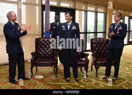 Le major-général Bob LaBrutta, 2e commandant de l'Armée de l'air, et le Colonel Michele Edmondson, 81e escadre sortant de formation, pour applaudir le Colonel Debra Lovette, 81e commandant TRW, comme elle a pris le commandement au cours d'une cérémonie de passation de commandement au Centre d'événement Bay Breeze 2 juin 2017, sur la base aérienne de Keesler, mademoiselle La cérémonie est un symbole de l'échange de la commande d'un commandant à la prochaine par la remise d'un guidon de cérémonie. (U.S. Air Force photo par Kemberly Groue) Banque D'Images