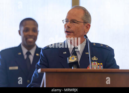 Le major-général Bob LaBrutta, 2e commandant de l'Armée de l'air, prononce une allocution lors de la 81e Escadre Formation cérémonie de passation de commandement au Centre d'événement Bay Breeze 2 juin 2017, sur la base aérienne de Keesler, mademoiselle Colonel Michele Edmondson adopté sur le commandement de la 81e Escadre de formation au colonel Debra Lovette. (U.S. Air Force photo par André Askew) Banque D'Images