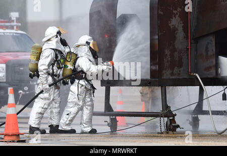 Le s.. Logan Knutson et Navigant de première classe Hannah Reichert, 81e Division Infrastructure pompiers, utiliser un tuyau pour éteindre un pompier les aides à la formation au cours de l'exercice de tir réel sur la piste le 7 juin 2017, sur la base aérienne de Keesler, mademoiselle l'incendie, le ministère de Keesler Gulfport CRTC Fire Department et le service d'incendie de Stennis Space Center sont tous nécessaires à la pratique service de Sauvetage et lutte contre les incendies pour répondre à une exigence de formation semi-annuel. (U.S. Air Force photo par Kemberly Groue) Banque D'Images