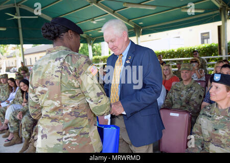Le Dr Dennis G. Beeler, mari de Colonel Christine A. Beeler, commandant sortant de la 414e partie appuyer la Brigade, reçoit un cadeau d'un soldat au cours de la cérémonie de passation de commandement à la Caserma Ederle à Vicenza, Italie, le 12 juillet 2017. (U.S. Photos de l'armée par les spécialistes de l'audiovisuel Davide Dalla Massara/libérés) Banque D'Images