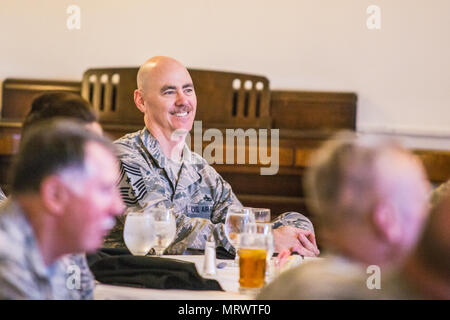 U.S Air Force Master Chef Sgt. Ronald Anderson, chef de la commande master sergent de la Garde nationale de l'air, écoute l'équipe de direction de la 139e Airlift Wing, New York Air National Guard, discuter de leurs réalisations lors d'un déjeuner au Club de Benton, St., 8 juillet 2017. Le déjeuner a été en l'honneur de la visite du lieutenant général Scott Rice, directeur de l'Air National Guard, Maître et Chef de Sgt. Anderson, alors qu'ils étaient en visite dans les diverses unités au Missouri. Bien qu'à St Joseph, ils ont visité la base de la Garde nationale aérienne Rosecrans, rencontré les commandants et a passé du temps à parler avec des aviateurs arou Banque D'Images