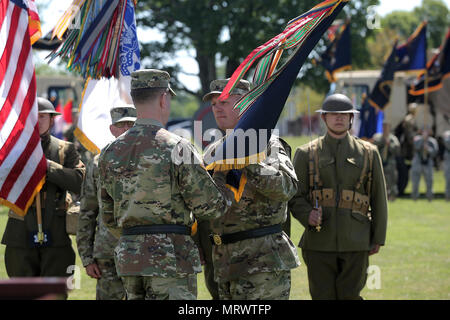 Réserve de l'Armée de Brig. Le Général Frederick R. Maiocco Jr., droite, 85e, général commandant du Commandement du soutien des couleurs commande renonce au major général Tracy A. Thompson, Commandant général adjoint pour le soutien de l'armée américaine, au cours de l'abandon de la commande de commandement à Arlington Heights, Illinois, le 9 juillet 2017. Maiocco se déplace sur d'être le général commandant de la 7e commande de soutien de mission, qui est basé en Allemagne et responsable de tous les soldats de la réserve de l'armée en Europe. (U.S. Army photo par le Sgt. Anthony L. Taylor) Banque D'Images