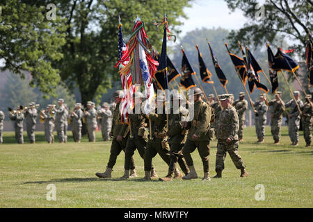 En l'honneur du 85e anniversaire du centenaire du Commandement du soutien, de la réserve de l'Armée de la Première Guerre mondiale, les soldats portent des uniformes de l'époque de présenter les couleurs au cours de l'abandon de l'unité de commandement à Arlington Heights, Illinois, le 9 juillet 2017. Le lignage de l'unité remonte à août 5, 1917, quand il a été constitué comme la 85e Division d'infanterie au camp Custer, au Michigan, en préparation de la Première Guerre mondiale (U.S. Army photo par le Sgt. Anthony L. Taylor) Banque D'Images