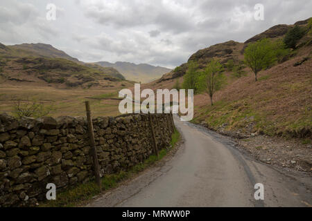 Seule piste route à travers la vallée de Langdale dans le Lake District en Cumbrie Banque D'Images