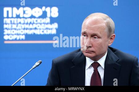 Le président russe Vladimir Poutine au cours de la Russie - forum des entreprises françaises en marge du 22e Forum économique international de Saint-Pétersbourg, le 25 mai 2018 à Saint-Pétersbourg, en Russie. Présidence russe Planetpix (via) Banque D'Images