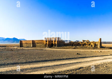 Vue sur abonded caravansérail dans le désert par Varzaneh - Iran Banque D'Images