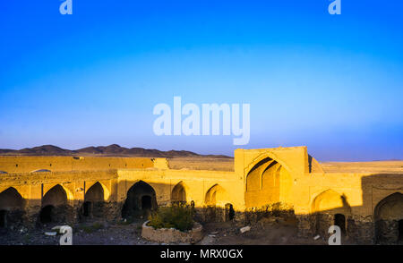 Vue sur abonded caravansérail dans le désert par Varzaneh - Iran Banque D'Images