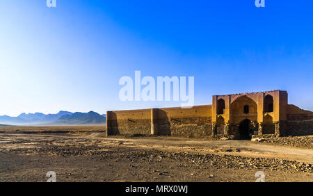 Vue sur abonded caravansérail dans le désert par Varzaneh - Iran Banque D'Images