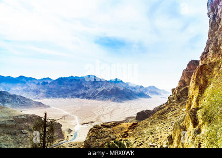 Vue sur la zone de montagne et de désert par Chak Chak près de Yazd - Iran Banque D'Images