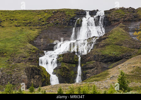 Belle cascade en Islande sur une journée ensoleillée de l'été Banque D'Images