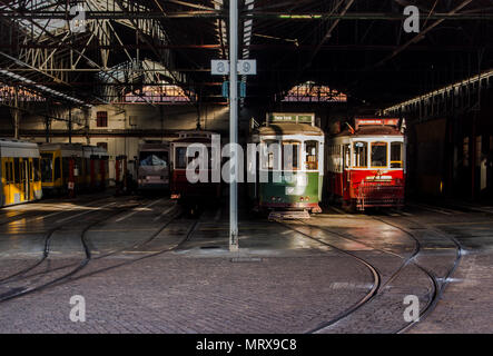 Lisbonne, Portugal 2017 - célèbre vieux tramways rétro historique caché sous toit dans un dépôt de tramways en attente d'un autre voyage Banque D'Images