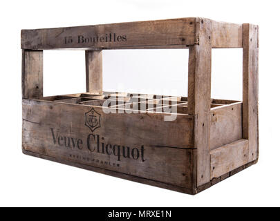 SWINDON, Royaume-Uni - Mai 27, 2018 : Original 15 , Veuve Clicquot champagne bouteille caisse sur un fond blanc Banque D'Images