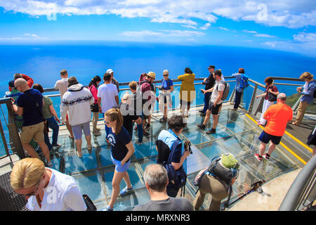 Madère, Portugal - Mars 23, 2018 : les touristes debout sur le sol en verre de la mer sur la plate-forme à Cabo Girao view point Banque D'Images