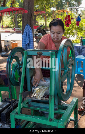 Vendeur de rue de jus de canne à sucre avec la machine, Bagan, Myanmar Banque D'Images