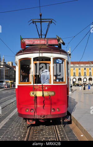 Le Tram en attente à Praca do Comercio, Lisbonne, Portugal Banque D'Images