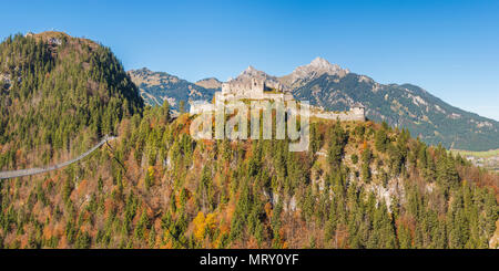 Reutte, Tyrol, Autriche, Europe. Château d'Ehrenberg et la Highline 179, la zone piétonne la plus longue suspension bridge. Banque D'Images