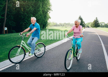 Caucasian couple riding bicycle Banque D'Images