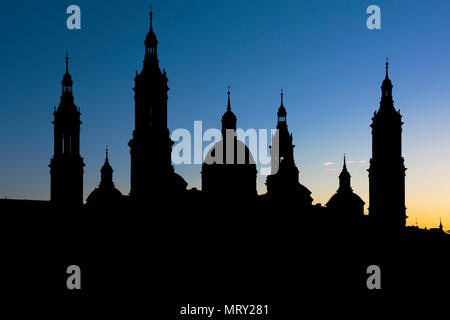 Silhouette de cathédrale de Notre-Dame du Pilier. Zaragoza, Aragon, Espagne, Europe Banque D'Images