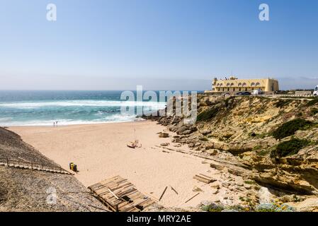 Le Portugal,Praia do Guincho est une plage de l'Atlantique, a préféré conditions de surf et est populaire pour le surf, planche à voile, et le kitesurf. Banque D'Images