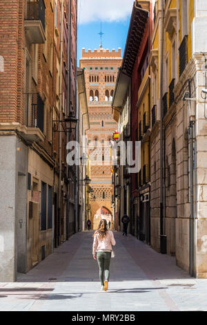 Un touriste se promène le long de la rue de Teruel. Saint Martin's tour en arrière-plan. Teruel, Aragon, Espagne, Europe Banque D'Images