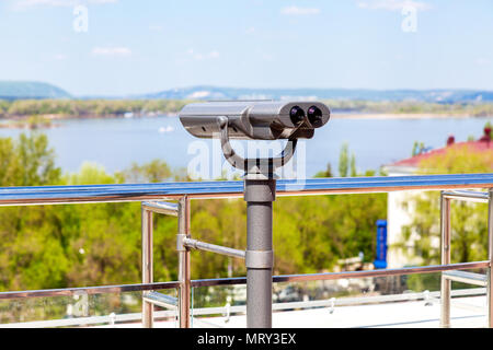 Tourisme stationnaire télescope sur le remblai de la ville en journée d'été Banque D'Images