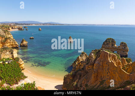 Panorama de la côte de Lagos, Portugal. Une plage de sable isolée entourée par les falaises de Ponta de Piedade. Banque D'Images