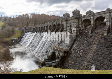 L'eau qui coule sur la crête du barrage dans le lac Vyrnwy, réservoir en Powys, Pays de Galles, Royaume-Uni Banque D'Images