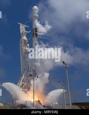 Le SpaceX Falcon 9 portant la fusée NASA Centre allemand de recherche en géosciences GRACE Follow-On lancements à partir de l'espace complexe de lancement 4e à Vandenberg Air Force Base, 22 mai 2018 à Vandenberg, en Californie. La mission GRACE-FO partage son orbite avec trajet de cinq satellites de communication Iridium NEXT dans le cadre d'un accord commercial ride partager. Banque D'Images