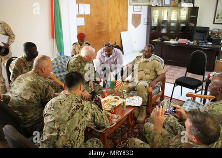 Le brig. Le général Benjamin F. Adams III et commande de l'État Le Sgt. Le major David Munden visite avec le Colonel Mohamed Ali Obsieh, le directeur général de l'Académie Militare pour le militaire InterArmees djiboutienne à l'appui de l'État Programme de partenariat entre l'Oregon et de la Garde nationale la nation de Djibouti, Djibouti, Arta-Amia 24 Juin, 2017. (U.S. La Garde nationale de l'armée photo par le Major Stephen Martin) Banque D'Images