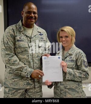 Commandant de la 932e Airlift Wing, le Colonel Esteban Ramirez, présente une lettre d'appréciation à Tech. Le Sgt. Sarah Hughes, 932e Escadron des Forces de sécurité, pour prendre les devants dans les coulisses travaux en vue de la récente restauration de Combat à 932e à Scott Air Force Base, dans l'Illinois. Elle a aidé avec des fonds, l'équipement, fixant le lieu et la gestion des bénévoles. En plus de la sécurité de la formation des aviateurs, la 932e AW est un vol de la réserve de l'Armée de l'air situé dans l'Illinois et la seule réserve utilisant les aéronefs C-40. (U.S. Air Force photo de Tech. Le Sgt. Christopher Parr) Banque D'Images