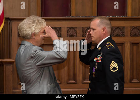 Gouverneur Kay Ivey présente le s.. Donald P. McCook, Alabama National Guard 214e Compagnie de Police militaire, avec la Purple Heart pour blessures reçues au combat en Irak. La cérémonie a eu lieu au State Capitol à Montgomery, en Alabama, le 12 juillet 2017. (Photo prise par le sergent de l'armée. William Frye.) Banque D'Images