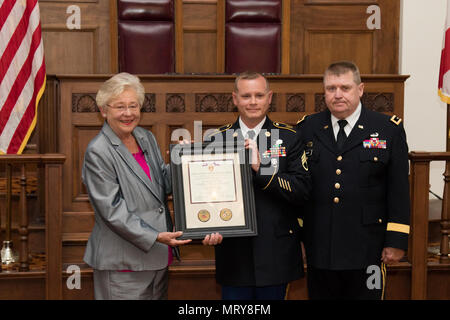 Gouverneur Kay Ivey présente le s.. Donald P. McCook, Alabama National Guard 214e Compagnie de Police militaire, avec la Purple Heart pour blessures reçues au combat en Irak. La cérémonie a eu lieu au State Capitol à Montgomery, en Alabama, le 12 juillet 2017. (Photo prise par le sergent de l'armée. William Frye. Banque D'Images