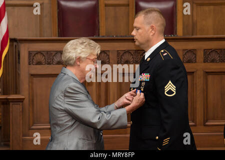 Gouverneur Kay Ivey présente le s.. Kevin J. Bishop, détachement médical, Alabama National Guard, avec la médaille du soldat, pour l'héroïsme extraordinaire tout en agissant comme sur-appel superviseur de sécurité au cours d'une émeute à William C. Holman Centre correctionnel. La cérémonie a eu lieu au State Capitol à Montgomery, en Alabama, le 12 juillet 2017. (Photo prise par le sergent de l'armée. William Frye.) Banque D'Images