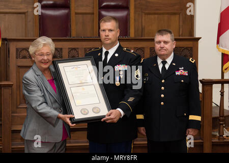 Gouverneur Kay Ivey présente le s.. Kevin J. Bishop, détachement médical, Alabama National Guard, avec la médaille du soldat, pour l'héroïsme extraordinaire tout en agissant comme sur-appel superviseur de sécurité au cours d'une émeute à William C. Holman Centre correctionnel. La cérémonie a eu lieu au State Capitol à Montgomery, en Alabama, le 12 juillet 2017. (Photo prise par le sergent de l'armée. William Frye.) Banque D'Images