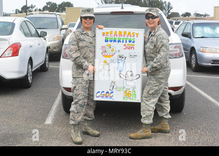 VANDENBERG AIR FORCE BASE, Cali. -- Les membres du 9e Escadron d'opérations de combat, le capitaine Aprille Arcilla et le capt Laura Peyton, posent avec un signe Arcilla créé à l'appui de leur Conseil des dirigeants de l'entreprise note le dimanche 9 juillet 2017. Burritos ont été offerts au colonel Traci Kueker-Murphy, commandant de l'Escadre de l'Espace 310e, chef du commandement et le sergent-chef. Todd Scott alors qu'ils étaient il y visiter l'unité. (U.S. Air Force photo/Senior Airman Laura Turner) Banque D'Images