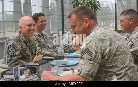 VANDENBERG AIR FORCE BASE, Cali. -- Maître de commandement en chef le Sgt. Todd Scott, 310e Space Wing, rendre visite à des membres de la 9e Escadron d'opérations de combat au cours d'un déjeuner d'enrôlé à la base de la salle à manger le dimanche 9 juillet 2017. Scott et le Colonel Traci, Kueker-Murphy 310 SW Commandant, visité 9 Objos d'acquérir une meilleure connaissance de cette unité au cours de l'géographiquement séparées de l'unité Assemblée Générale Formation Juillet. (U.S. Air Force photo/Senior Airman Laura Turner) Banque D'Images