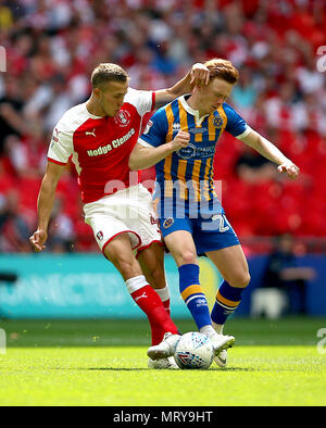 Rotherham United's s Vaulks (à gauche) et de la ville de Shrewsbury Jon Nolan (à droite) bataille pour la balle durant le ciel un dernier pari League au stade de Wembley, Londres. Banque D'Images