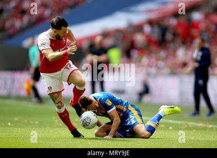 Rotherham United's Richard Towell (à gauche) et de la ville de Shrewsbury Alex Rodman (à droite) bataille pour la balle durant le ciel un dernier pari League au stade de Wembley, Londres. Banque D'Images