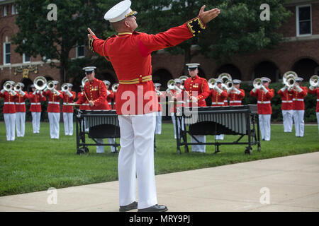 Major Christopher Hall, commandant, le commandant lui-même" U.S. Marine Drum & Bugle Corps, procède à la D&B au cours d'une cérémonie de la retraite pour le lieutenant général Jon M. Davis, commandant adjoint, Aviation, Marine Barracks à Washington D.C., le 10 juillet 2017. Davis prend sa retraite après 37 années de service et sera remplacé par le Lieutenant-général Steve gouvernail. Marine Corps officiel (photo par le Cpl. Robert Knapp/ libéré) Banque D'Images