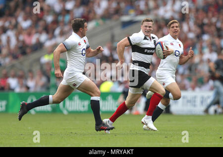 Barbares' Chris Ashton (centre) s'éloigne de l'Angleterre George Ford (à gauche) au cours de la 183 Cup match entre l'Angleterre et l'Ecosse au stade de Twickenham, Londres. Banque D'Images