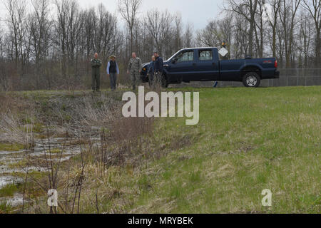 Le lieutenant-colonel Scott Schaupeter, directeur de l'aviation et de la sécurité au sol à la 180e Escadre de chasse, et les membres de l'oiseau risque de grève des avions, l'équipe de Sarah Brammell, Amy Reed et Caleb Wellman, écouter comme 180FW Surintendant de la sécurité, le conseiller-maître Sgt. Joe Carter, aborde les dangers causés par la faune des zones humides protégées situé sur l'aérodrome. Incidents liés à la faune ont été documentés comme la principale cause d'accidents d'avion de chasse F-16 au premier trimestre de 2017. Dans un effort pour atténuer l'impact de la mission et de maximiser la sécurité des pilotes, les avions et l'abondance les wildli Banque D'Images