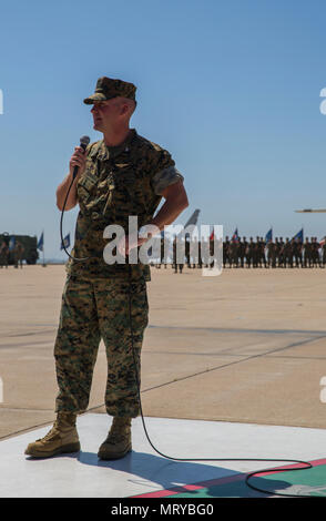 Marine Aircraft Group 11 opère sous la 3rd Marine Aircraft Wing au sein du corps des Marines des États-Unis. Le commandant entrant prend la parole lors d'une cérémonie de changement de commandement à la Marine corps Air Station Miramar, en Californie, le 14 juillet, assumant officiellement des responsabilités de leadership. L'image d'archive documente l'acceptation du commandement dans un cadre cérémoniel. Banque D'Images