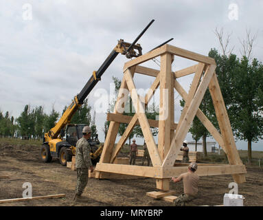 170713-N-DD899-022 SHIROKY LAN, l'Ukraine (13 juillet 2017) Seabees, affectés à la construction navale, 1 Bataillon Mobile niveau une sentinelle au cours de la tour de l'exercice Sea Breeze 2017 Shiroky à base d'entraînement de Lan le 13 juillet. Brise de Mer est une aux États-Unis et l'Ukraine co-organisé l'exercice maritime multinational qui s'est tenue à la mer Noire et est conçu pour améliorer l'interopérabilité des pays participants et de renforcer la sécurité maritime dans la région. (U.S. Photo par marine Spécialiste de la communication de masse 1re classe Sharay Bennett/libérés) Banque D'Images