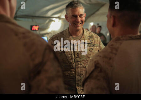 Le lieutenant général de l'ARMÉE AMÉRICAINE Stephen Townsend, le général commandant de la Force opérationnelle combinée Force-Operation résoudre inhérent, parle avec les Marines américains affectés à des fins spéciales Groupe Force-Crisis Response-Central air-sol marin commande, dans un endroit tenu secret dans le Moyen-Orient, le 6 juillet 2017. Townsend a parlé avec les Marines de l'importance de la récupération d'aéronefs tactiques et les missions du personnel et reconnu pour l'excellence des marines tout en appuyant l'SPMAGTF-CR-CC. SPMAGTF-CR-CC poursuit son engagement à appuyer l'opération de l'USCENTCOM inhérent et résoudre en fournissant une gamme de crise respon Banque D'Images
