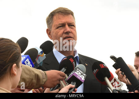 CINCU, Roumanie - Klaus Iohannis, actuel président de la Roumanie, parle avec les journalistes au cours de journée des visiteurs de marque pour Getica Sabre, 15 juillet 2017. Getica 17 Sabre dirigée par les États-Unis est un exercice de coordination et d'appui-feu de l'exercice de tir réel interarmes qui intègre six pays alliés et les pays partenaires avec plus de 4 000 soldats. Getica 17 Sabre fonctionne simultanément avec le tuteur, un sabre 17 U.S. European Command, l'Europe de l'armée américaine, dirigée par l'exercice multinational qui s'étend à travers la Bulgarie, la Hongrie et la Roumanie, avec plus de 25 000 militaires de 22 pays alliés et partenaires des Nations unies. Banque D'Images