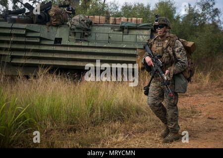 Le Cpl. Herrgessell Dakota, chef d'équipe à la 2e peloton, Compagnie India, l'Équipe de débarquement du bataillon, 3e Bataillon, 5ème Marines, 31e Marine Expeditionary Unit, patrouilles dans la Force de défense de l'Australie l'île de Townshend, Queensland, Australie, au cours de l'exercice, 17 Talisman Saber 13 Juillet, 2017. India Company est la société raid mécanisé pour la 31e MEU, actuellement en charge sabre 17 Talisman pendant son affectation à l'exploitation de son service de patrouille de la Indo-Asia-région du Pacifique. Talisman Sabre est un exercice visant à améliorer l'interopérabilité entre les forces australiennes et américaines. (U.S Banque D'Images