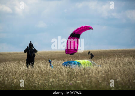 Les parachutistes en chute libre participant à la Semaine Internationale 2017 Saut terre près de Bitburg, en Allemagne, Juillet 11, 2017. La Semaine de Saut International a été créé pour augmenter la capacité des pays partenaires divers parachutistes, favoriser la camaraderie au sein de la communauté internationale. (U.S. Marine Corps photo par le Cpl. Jodson B. Graves) Banque D'Images